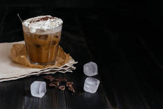 冰咖啡饮料与巧克力和冰多维数据集在木桌上，与副本空间