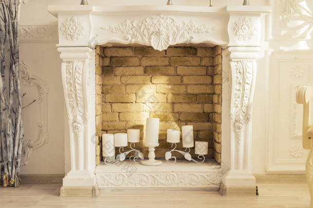 白色装饰壁炉用蜡烛