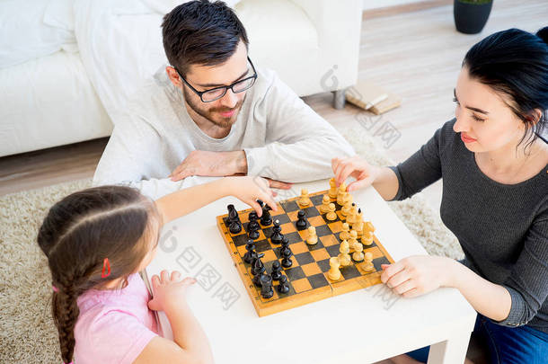 下棋的家庭