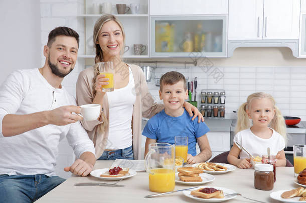 愉快的家庭在厨房吃早餐