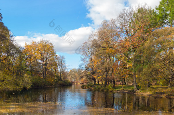 片秋色的公园，有一条河