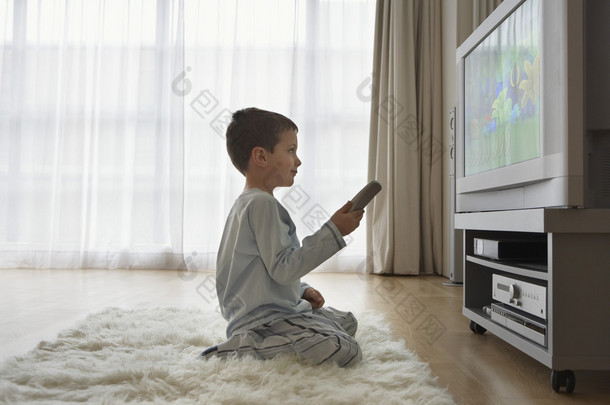 男孩在看电视的<strong>地板上</strong>