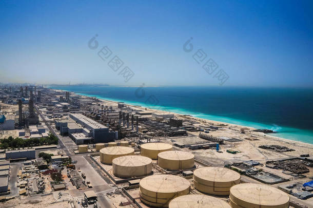 迪拜。在 2016 年夏天。阿拉伯湾的海岸上现代海水淡化厂.
