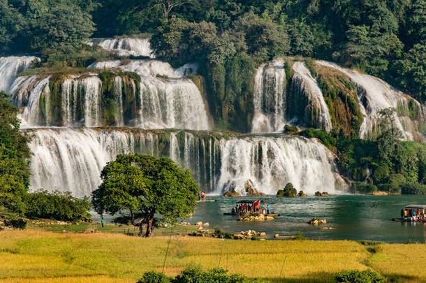 Gioc 瀑布-德天瀑布坂 Gioc 瀑布是越南最壮观的瀑布, 位于大坝翠公社, Trung 庆区, 曹浜