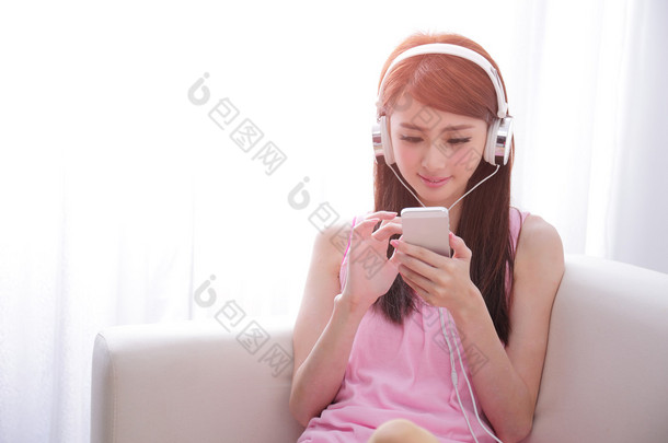 女人享受在家的音乐