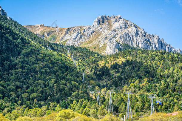 <strong>云南</strong>香格里拉峰高达45000米，缆车升到山顶