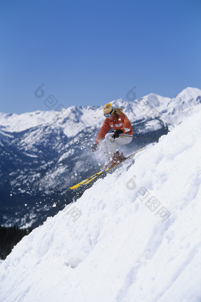 滑雪者滑下