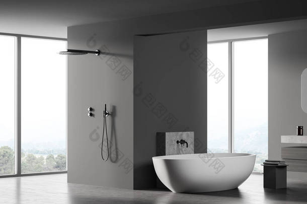深灰色浴室，白色浴缸，靠窗淋浴，侧视图。大理石地板上现代木制灰色浴室的简约设计