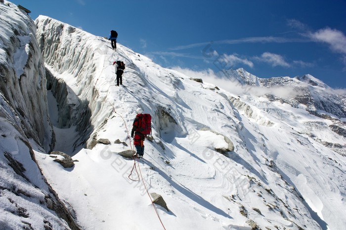 绳子上冰川的登山者