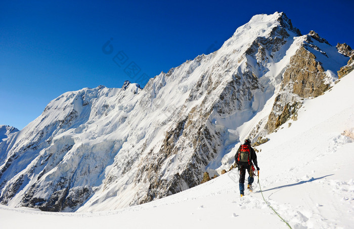 登山者到达山山顶 攀登雪山