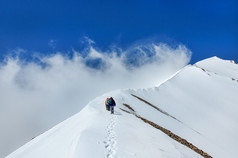 集团登山下山从尔火山顶部.