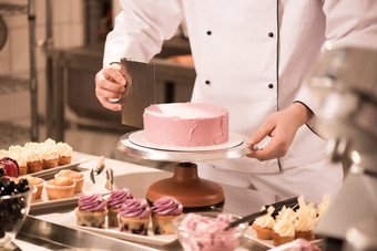 糖果制作蛋糕在餐厅厨房的裁剪拍摄图片