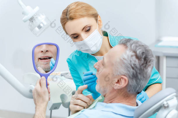 牙科医生和病人在<strong>诊所</strong>