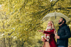 秋天公园的情侣伞