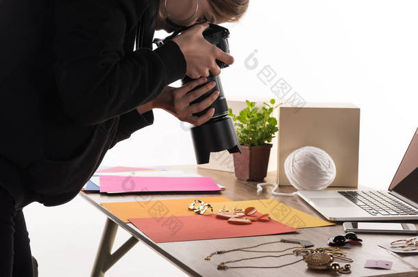 摄影师用植物和配件拍照，用相机和笔记本电脑拍摄商业照片