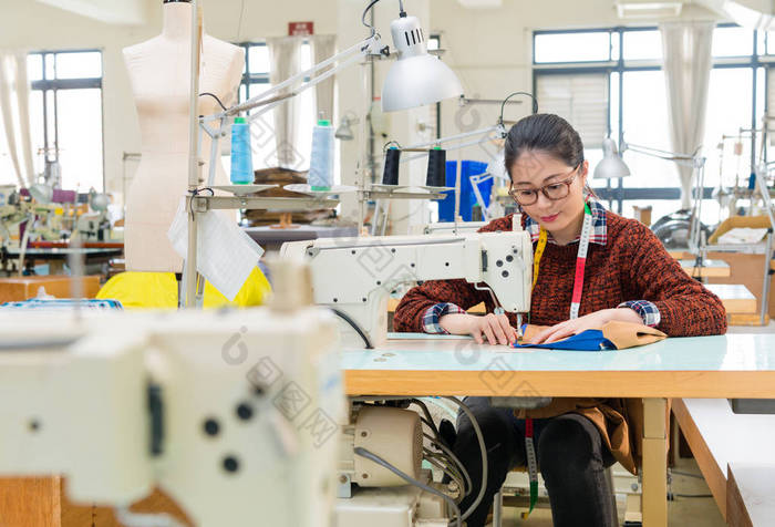 美丽的甜服装厂缝纫女人