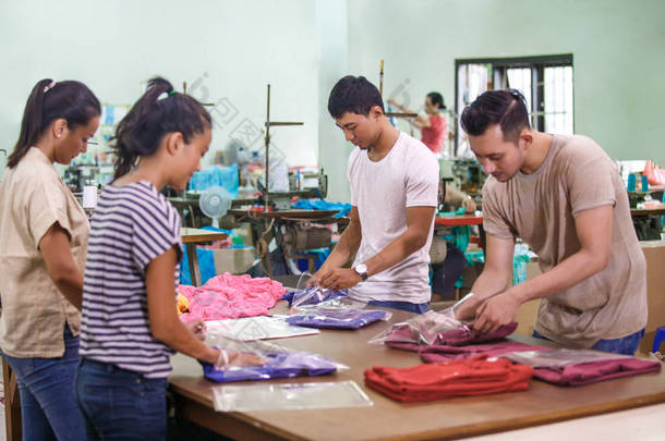 纺织厂工人包装产品
