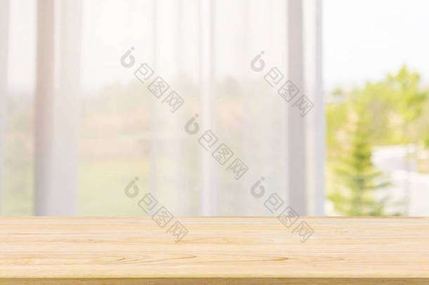 窗幕<strong>抽象</strong>模糊背景的空木桌顶部用于产品显示