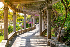 海南南山寺美丽的花拱路