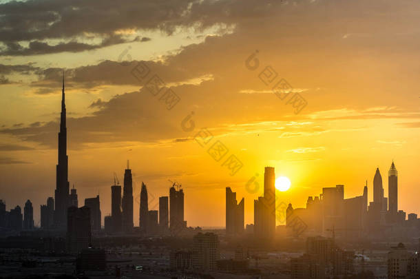 迪拜在日落时的天际线