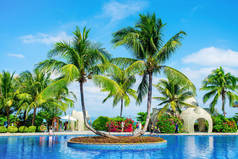 五州岛的游泳池和令人叹为观止的棕榈树美丽的景色。热带岛屿的放松和水的活动。海塘湾。海南岛，三亚市.