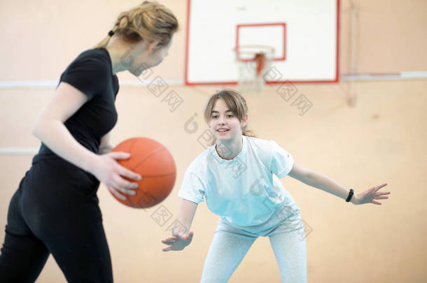 女孩在健身房打<strong>篮球</strong>