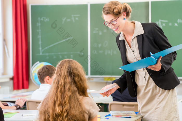 老师的学生在学校的课堂教学 学校课堂