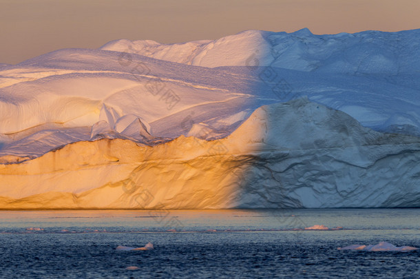 巨大的<strong>冰山</strong>的格陵兰岛
