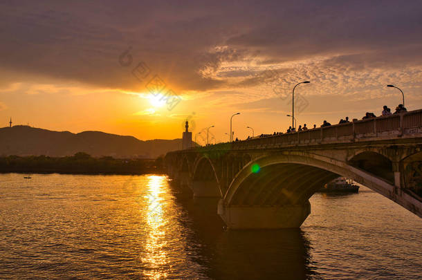 长沙湘江大桥在夕阳<strong>下</strong>。长沙， 中国