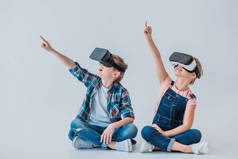 孩子们使用虚拟现实的耳机