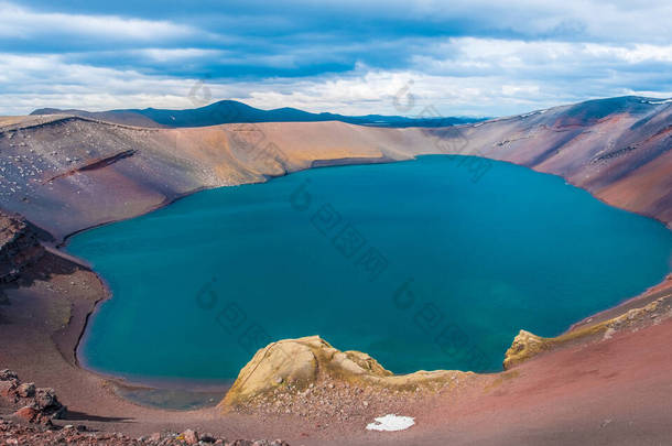 Ljotipollur（丑陋的Puddle）是冰岛南部高地的一个<strong>火山</strong>口湖，位于冰岛高地Laugahraun熔岩场边缘的Fjallabak自然保护区Veidivotn裂缝系统最南端的<strong>火山</strong>口. 