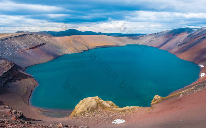 Ljotipollur（丑陋的Puddle）是冰岛南部高地的一个火山口湖，位于冰岛高地Laugahraun熔岩场边缘的Fjallabak自然保护区Veidivotn裂缝系统最南端的火山口. 