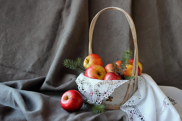 静物与一篮子苹果白餐巾