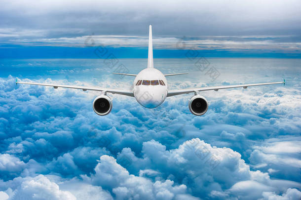 飞机在天空的云 