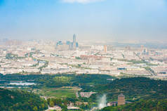 蓝雾天空中的绍兴市景。空中拍摄