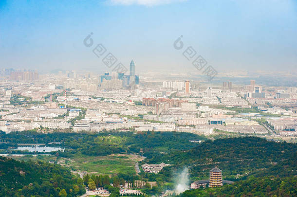 蓝雾天空中的绍兴市景。空中拍摄