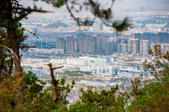 蓝雾天空中的绍兴市景。空中拍摄