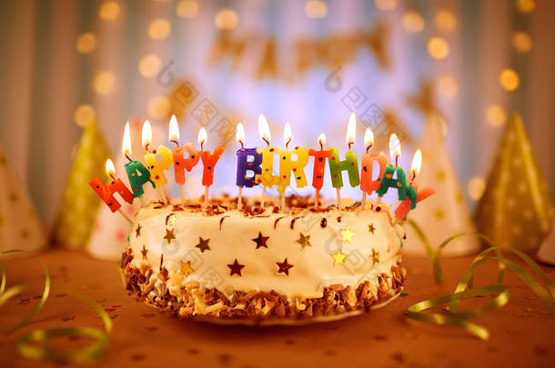 有蜡烛的生日快乐蛋糕