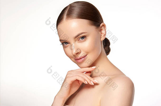 漂亮的年轻女人,脸上有洁白而新鲜的皮肤.女孩面部治疗。化妆品、美容美发和温泉
