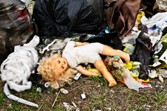 旧布娃娃扔在垃圾桶里