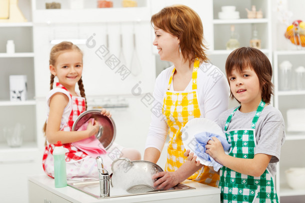 孩子们和他们的母亲洗碗
