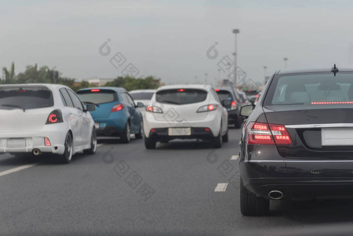 成排的汽车堵塞了交通 堵车