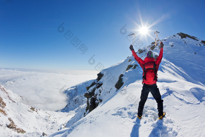 登山运动员到达顶部的雪山在阳光明媚的冬天 攀登雪山,冬天温泉