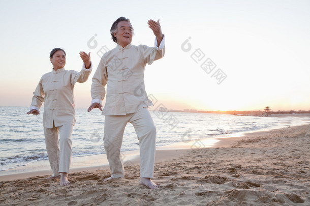 人练习太极拳在沙滩上的看<strong>日落</strong>