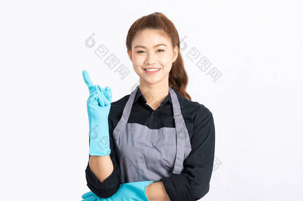 美丽迷人的亚洲少女微笑，指点好的手签，展示产品感受快乐和自信，与白色背景隔离，清洁服务理念