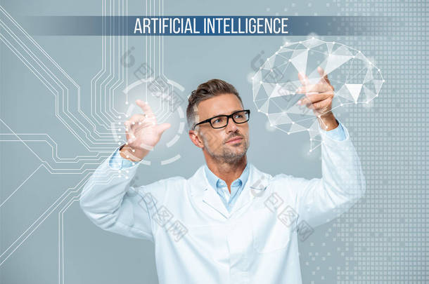 英俊的科学家在白色外套和眼镜移动大脑界面, 人工智能的概念