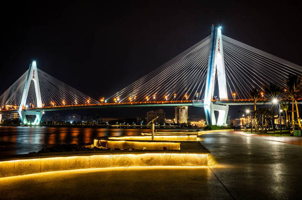 海口市海口地标海岸线沿线的世纪<strong>大桥</strong>夜景秀丽，长廊灯火通明（翻译：世纪<strong>大桥</strong> )