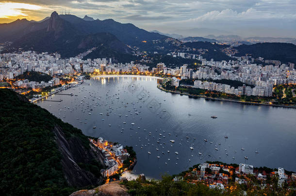 巴西里约热内卢全景全景，日落时的Corcovado Moutain