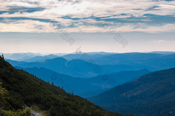 旅行目的地。喀尔巴泰山<strong>脉</strong>的美丽风景 