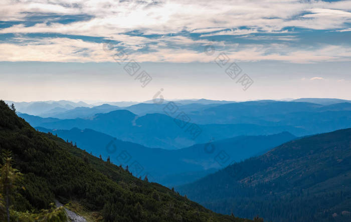 旅行目的地。喀尔巴泰山脉的美丽风景 